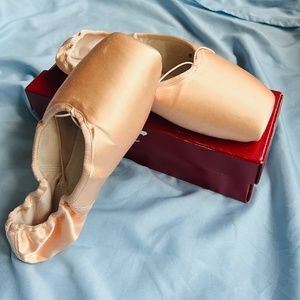 Capezio Tiffany 10.5 pointe shoes